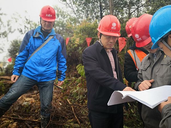 国网江西检修公司总经理伍小生一行莅临500kV孔安一二线跨越迁改工程视察指导事情