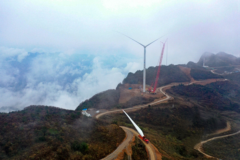 黔江五福岭风电场项目（80MW）首台风机吊装乐成