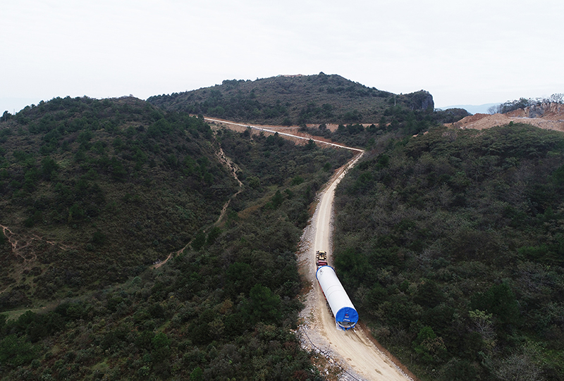 黔江五福岭风电场项目（80MW）首台风机吊装乐成